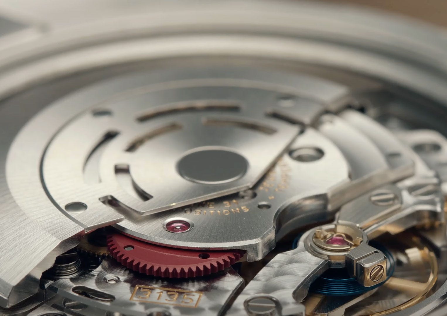 The Rolex Submariner 116613 LN features the Calibre 3135